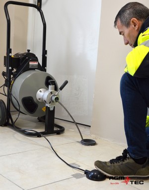 Le furet électrique déboucheur de canalisations est un outil  particulièrement plébiscité des plombiers et des bricoleurs - AGM TEC